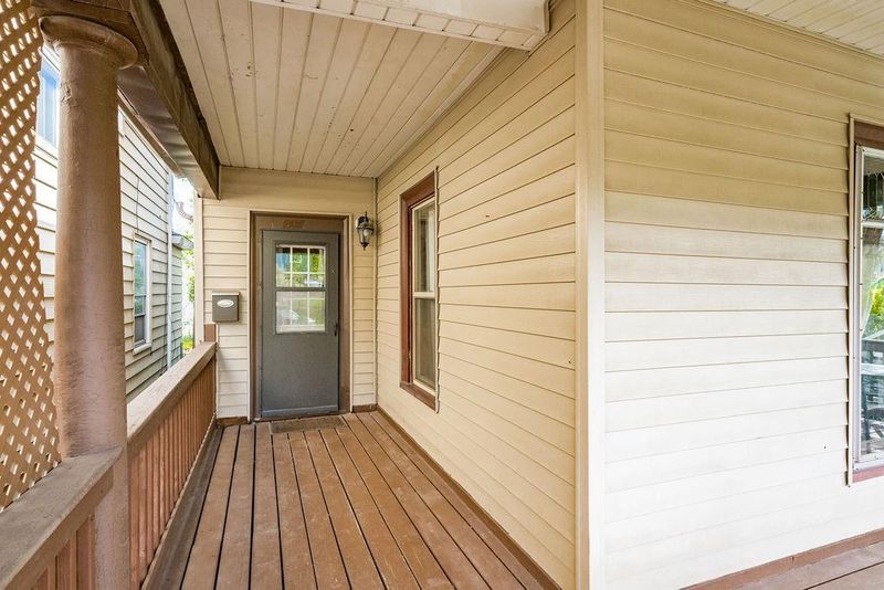 2718 W 3rd St, Duluth, MN 55806