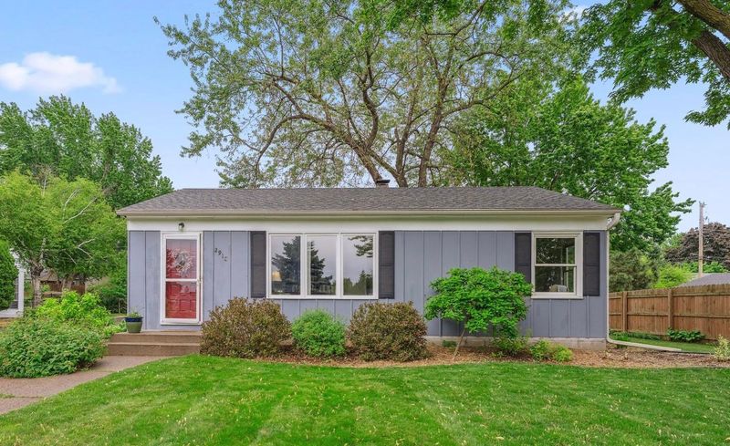 2918 Asbury St, Roseville, MN 55113