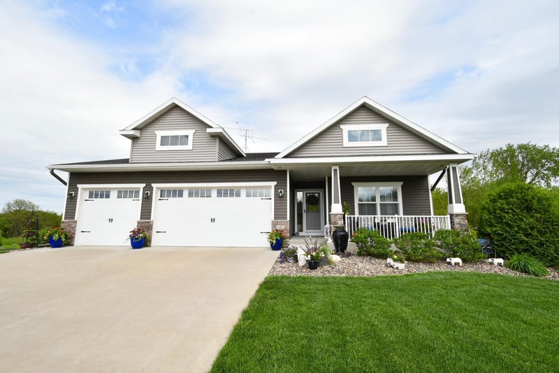 631 Nelson Dr, Wanamingo, MN 55983