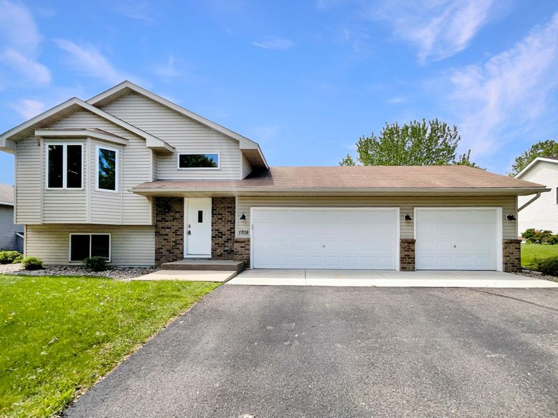 1708 Fountain Ln, Waconia, MN 55387
