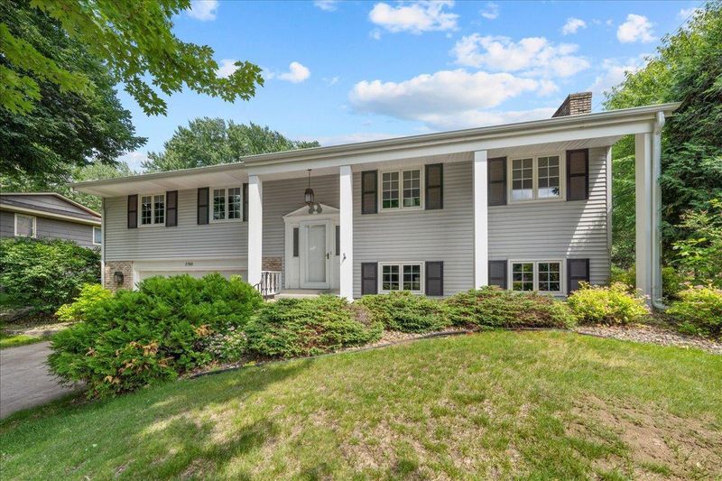 2780 Aglen St, Roseville, MN 55113