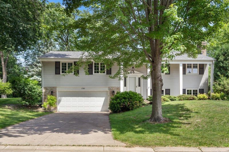 2780 Aglen St, Roseville, MN 55113