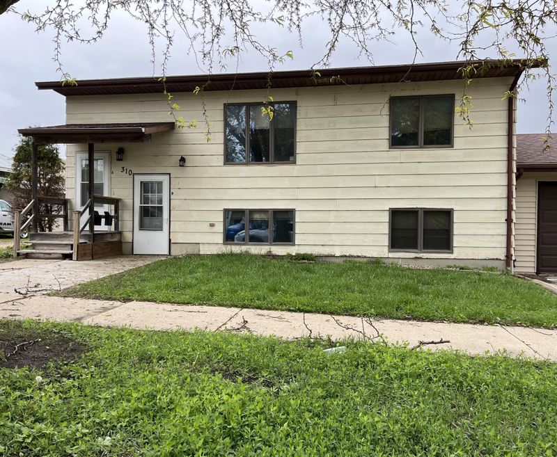 310 8th St, Windom, MN 56101