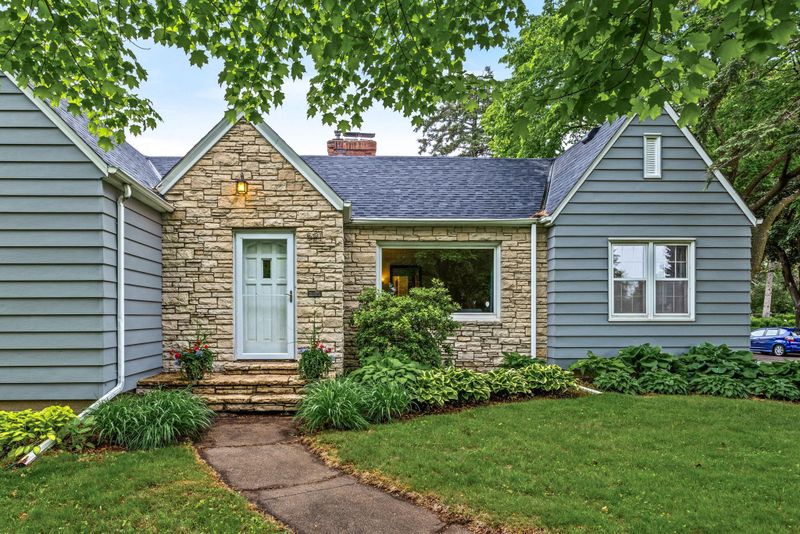 591 Wheelock Pw W, Saint Paul, MN 55117