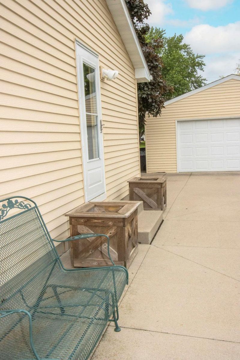 113 Linda Dr, Eagle Lake, MN 56024