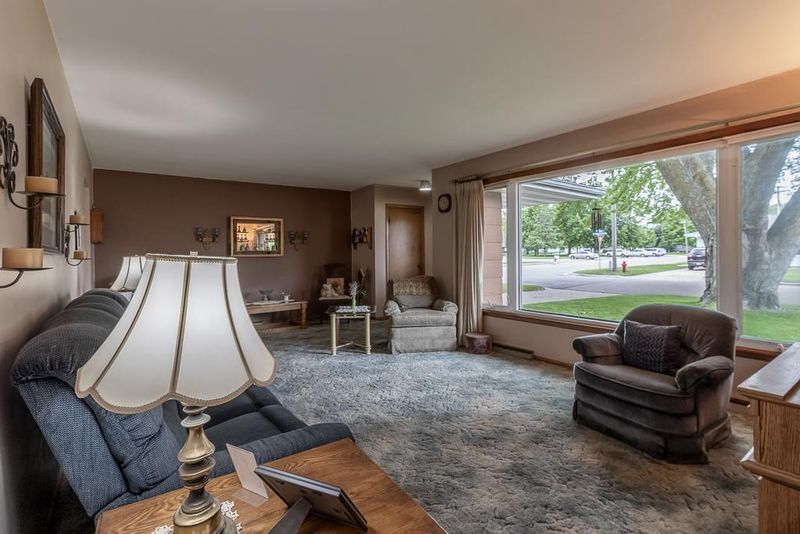 390 N Montgomery Ave, Le Center, MN 56057