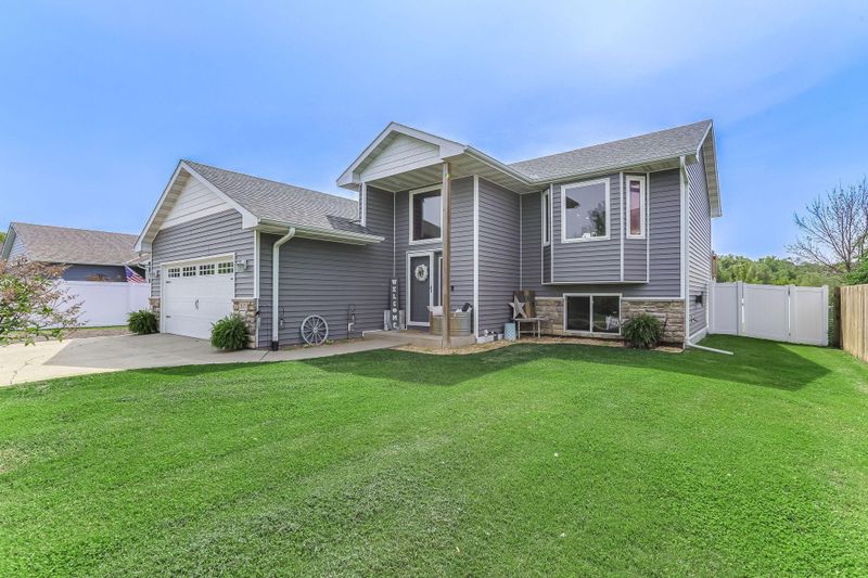 307 Bavaria Ln, Waverly, MN 55390