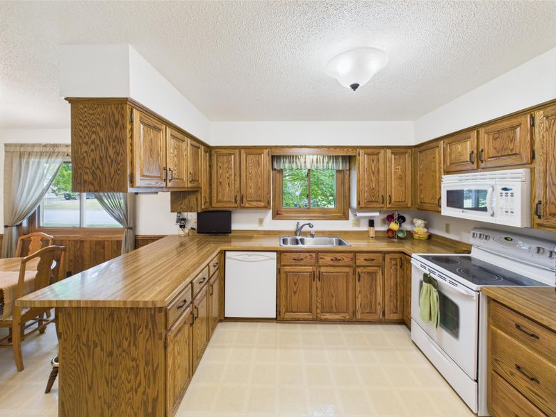 666 Elm St, Paynesville, MN 56362