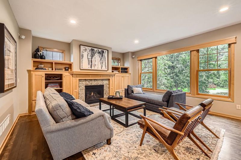 946 Wild Rose Ct, Eagan, MN 55123