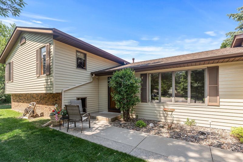 953 Oak View Ct, Saint Paul, MN 55119