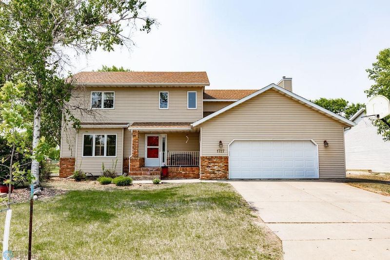 1727 33rd St S, Moorhead, MN 56560