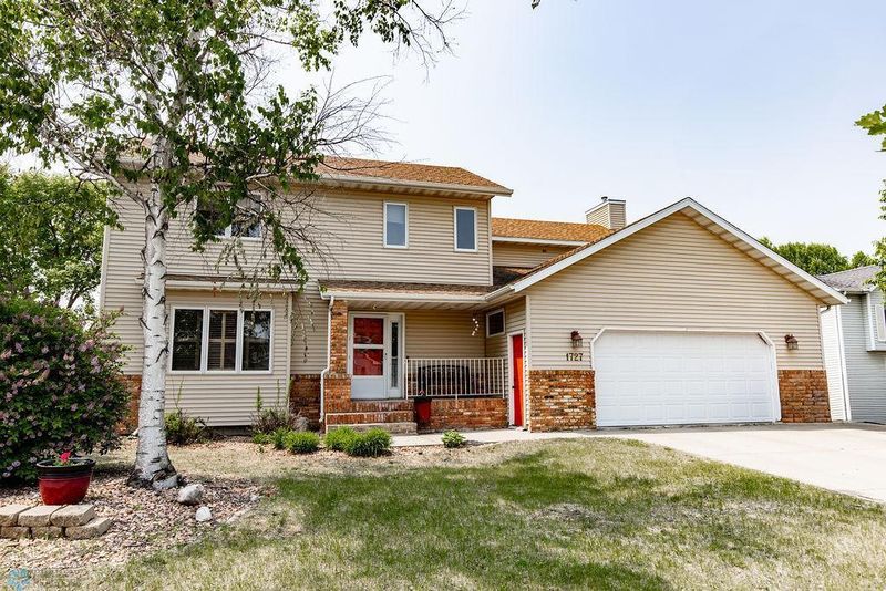 1727 33rd St S, Moorhead, MN 56560