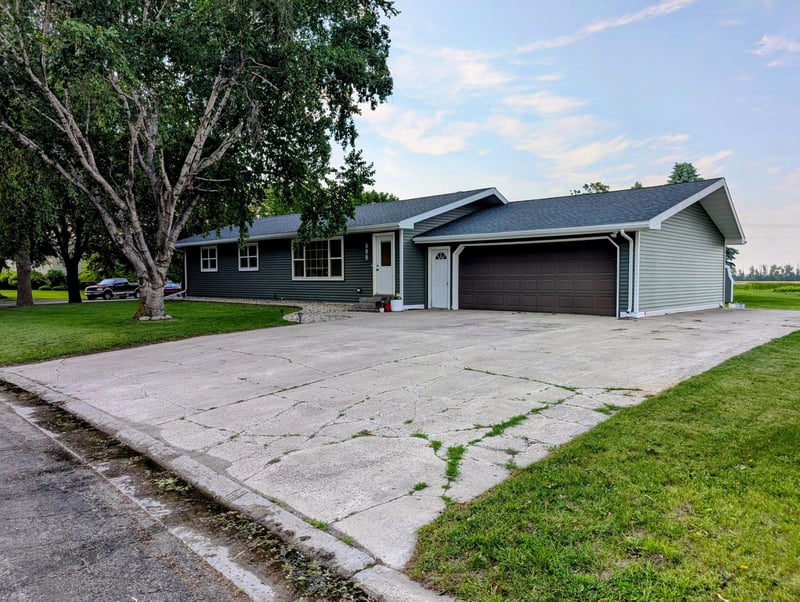 308 9th Ave, Clarkfield, MN 56223