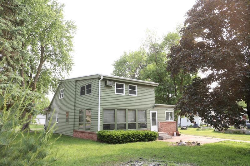 105 2nd St NE, New Prague, MN 56071