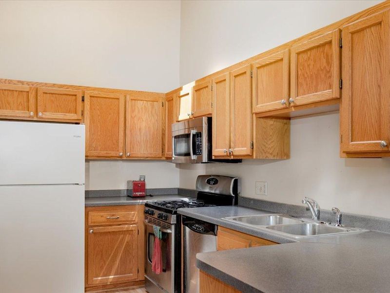 1042 Aston Cir, Burnsville, MN 55337