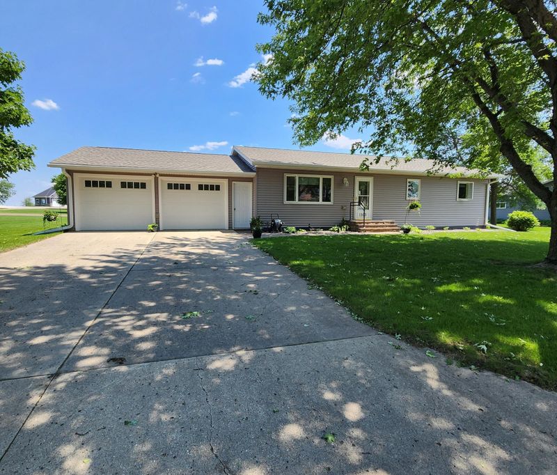 503 Sunrise Dr, Olivia, MN 56277
