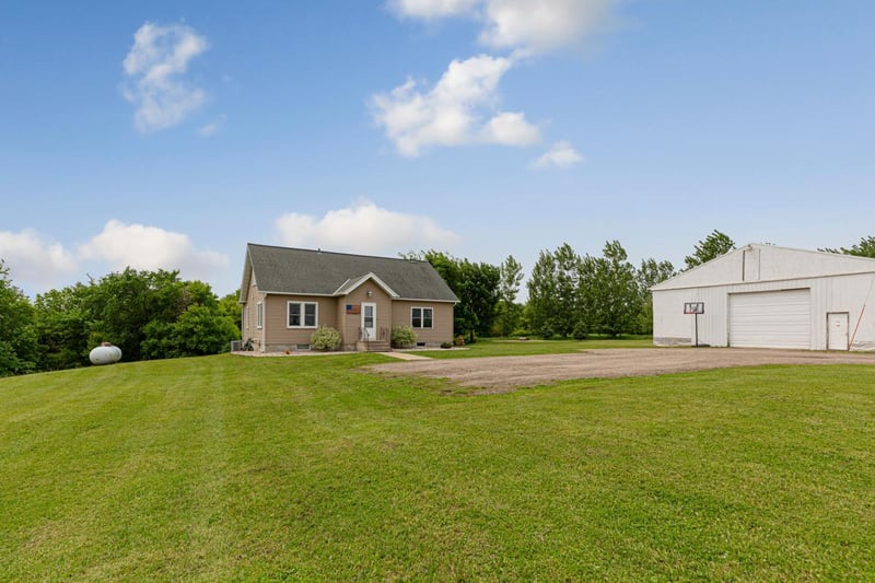 28145 390th St, Le Sueur, MN 56058