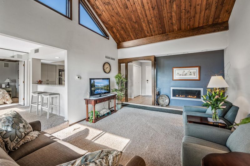 6075 Lincoln Dr #302, Edina, MN 55436