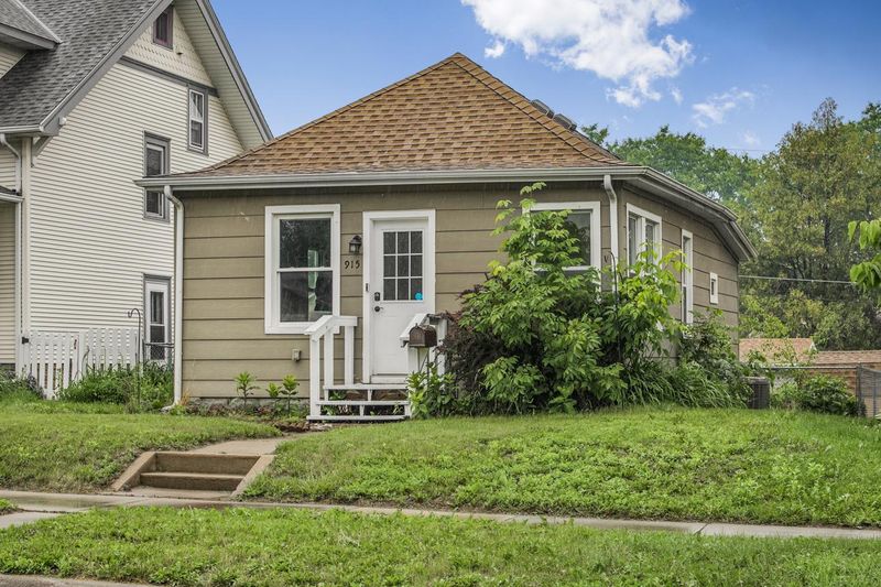 915 Cottage Ave E, Saint Paul, MN 55106