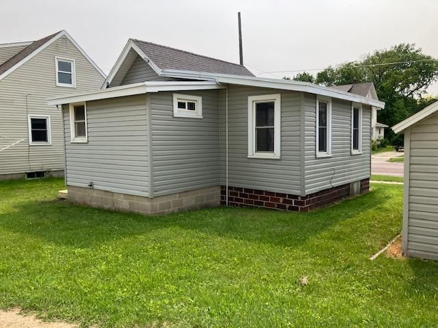 607 3rd St SW, Waseca, MN 56093