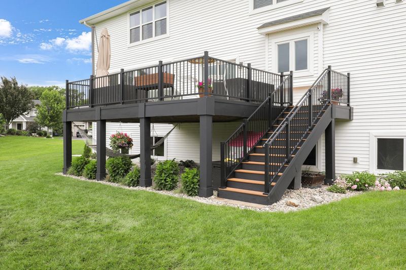 8633 Ambergate Dr, Victoria, MN 55386