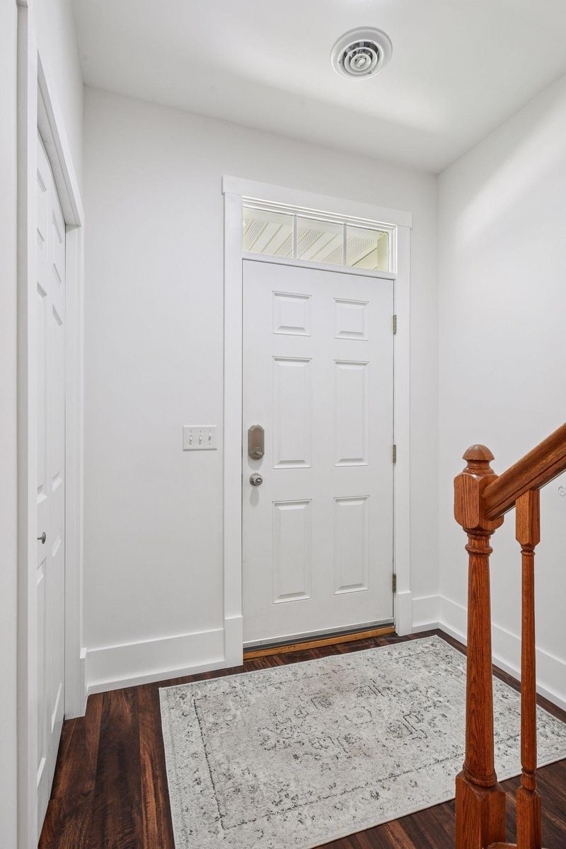 1924 Shamrock Pl, Chaska, MN 55318