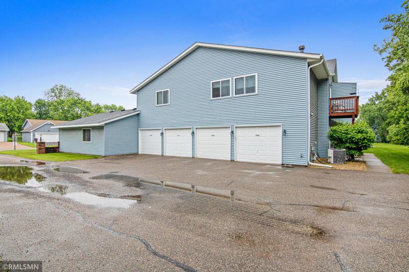 1754 Helena Rd N, Oakdale, MN 55128