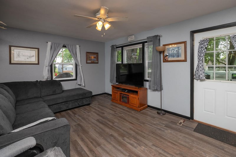 303 E 2nd St, Lyle, MN 55953
