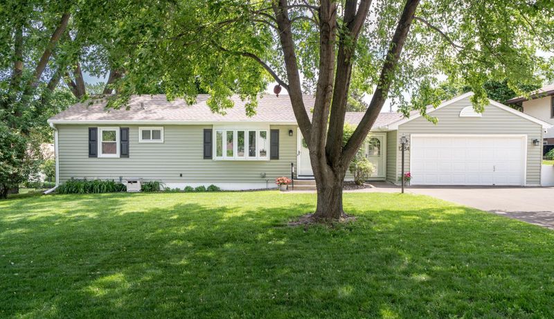 1284 Lealand Rd E, Maplewood, MN 55109