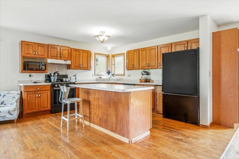 5492 Golfview Pl N, Oakdale, MN 55128