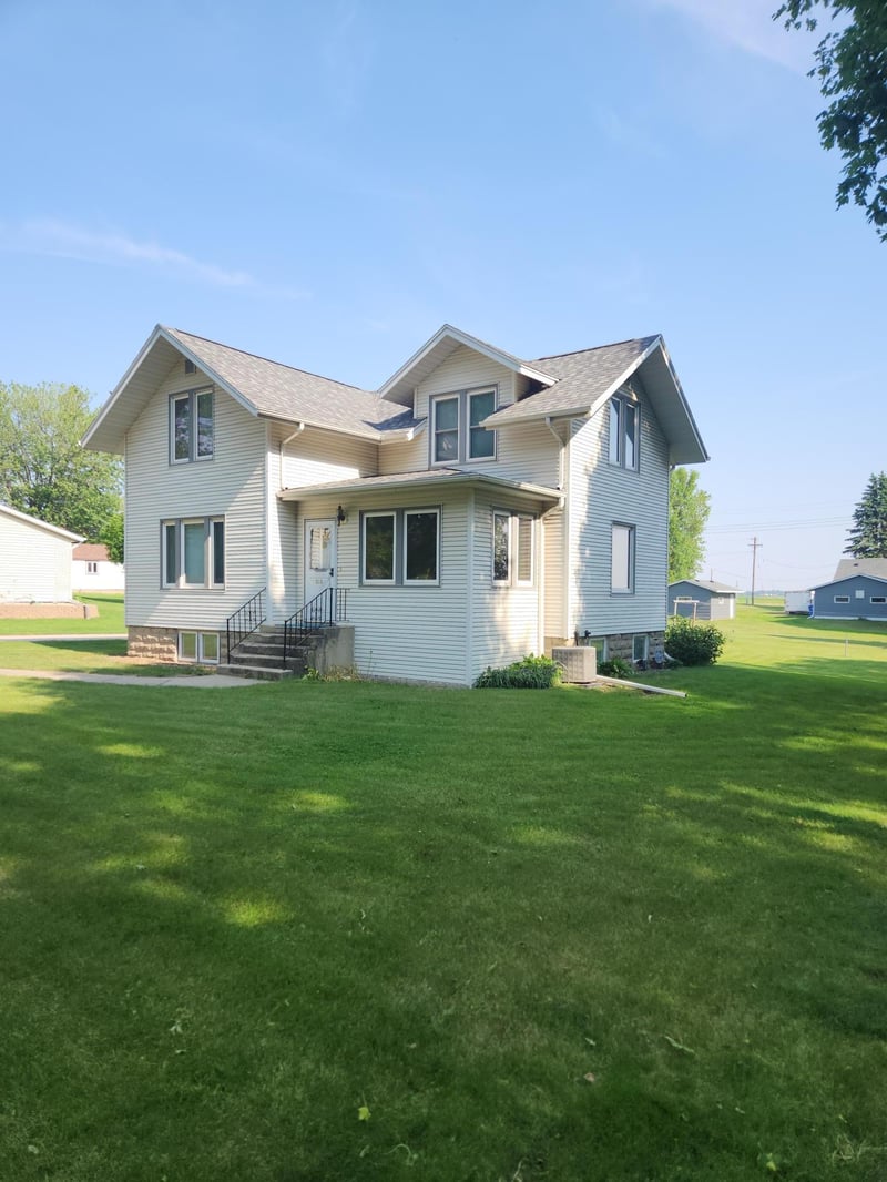 313 E 2nd St, Hills, MN 56138