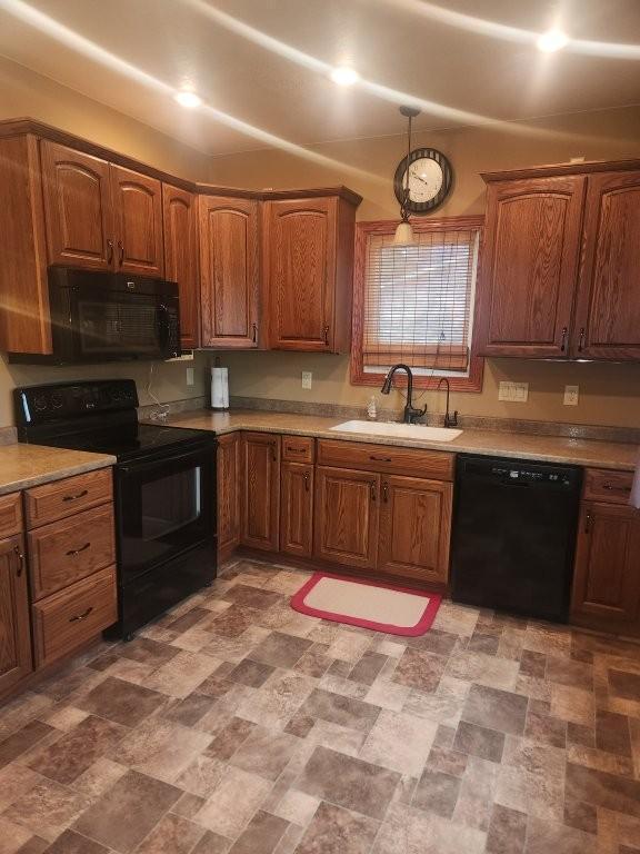313 E 2nd St, Hills, MN 56138