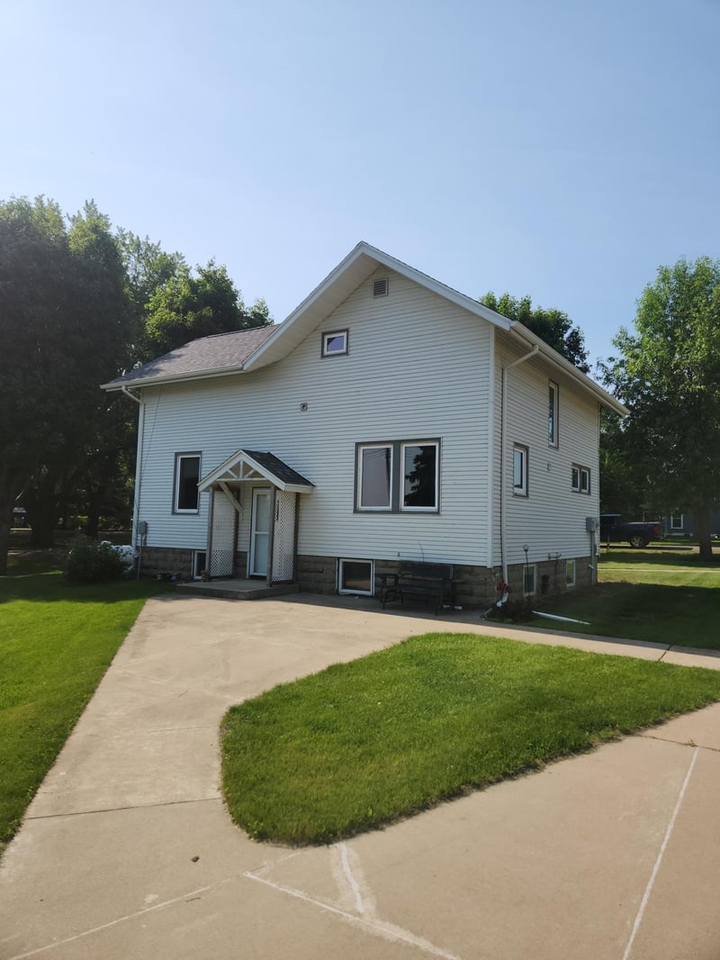 313 E 2nd St, Hills, MN 56138