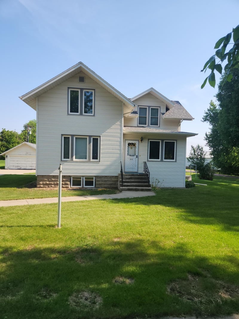 313 E 2nd St, Hills, MN 56138