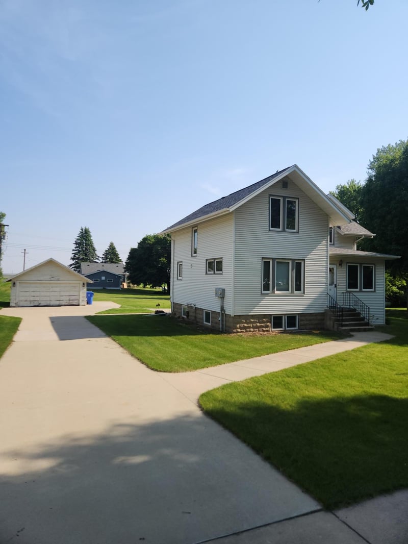 313 E 2nd St, Hills, MN 56138