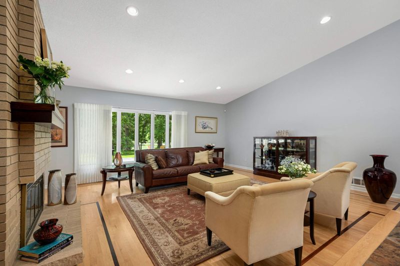 2367 Apache Ct, Mendota Heights, MN 55120