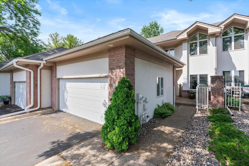 5555 W 70th St, Edina, MN 55439