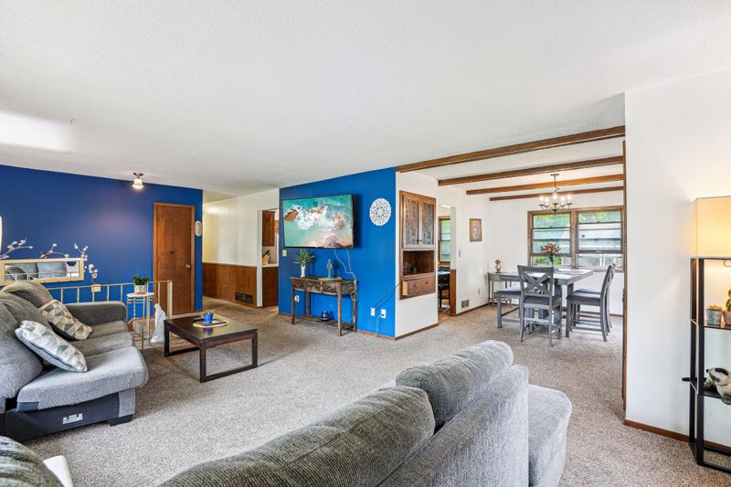 1261 Lealand Rd E, Maplewood, MN 55109