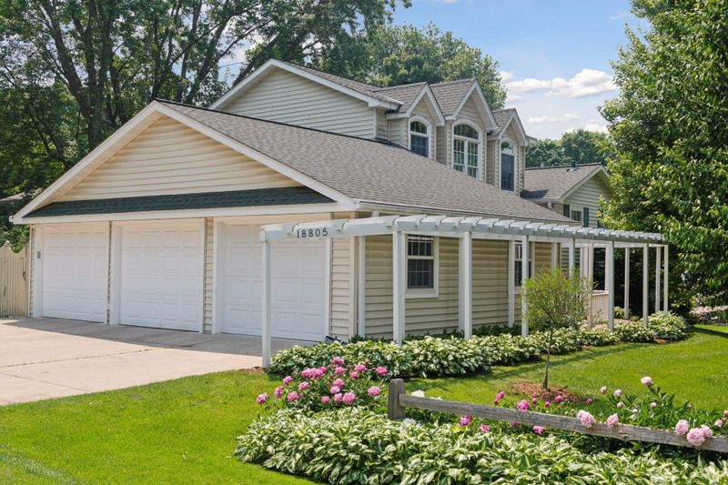 18805 Azure Rd, Deephaven, MN 55391