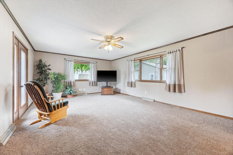 1004 N Main St, Winthrop, MN 55396