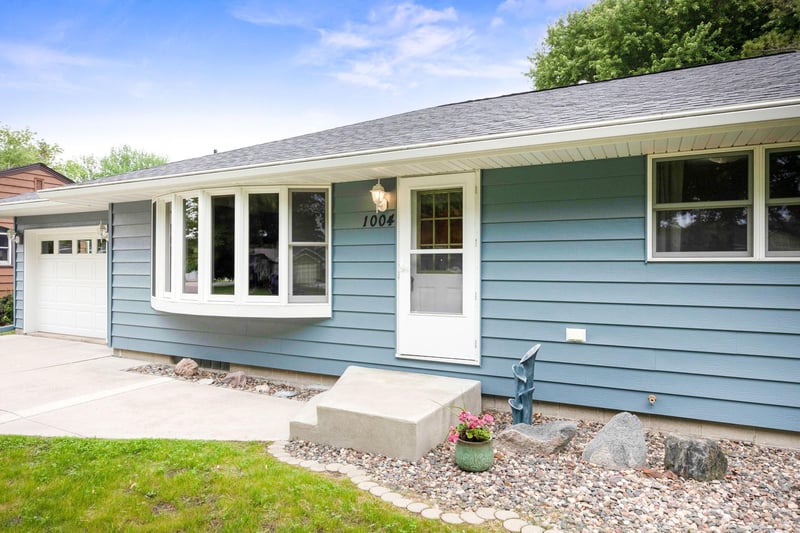 1004 N Main St, Winthrop, MN 55396