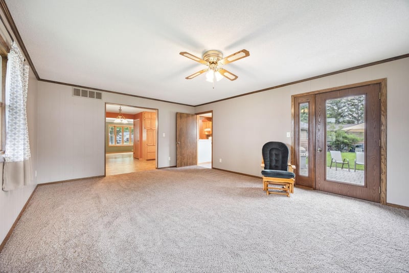 1004 N Main St, Winthrop, MN 55396