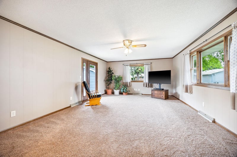 1004 N Main St, Winthrop, MN 55396