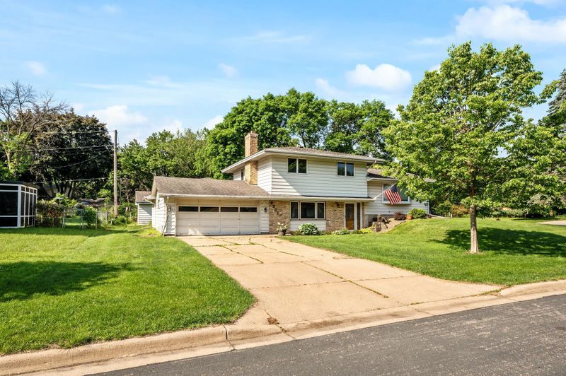 2501 Hayes Dr, Burnsville, MN 55337