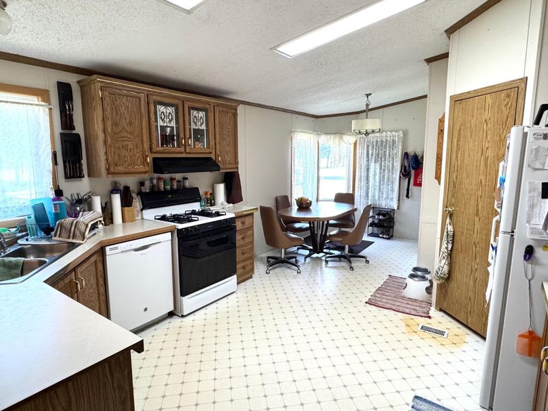 808 6th St NE, Roseau, MN 56751