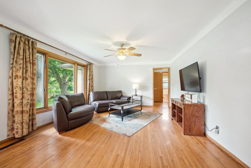 1649 Old Hudson Rd, Saint Paul, MN 55106