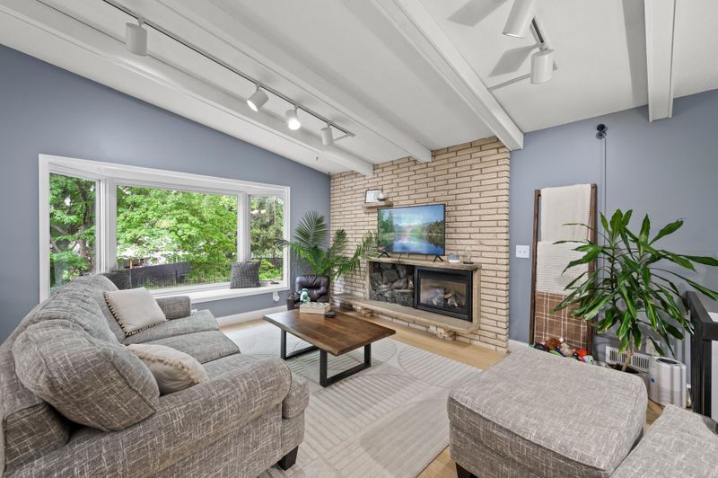 1413 Chateaulin Ln, Burnsville, MN 55337