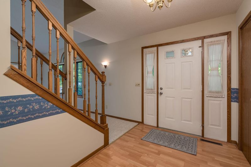 957 Belvista Dr, North Mankato, MN 56003