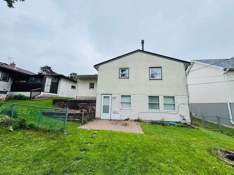 1267 Etna St, Saint Paul, MN 55106