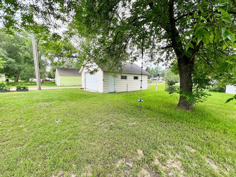 211 5th St NE, Barnesville, MN 56514